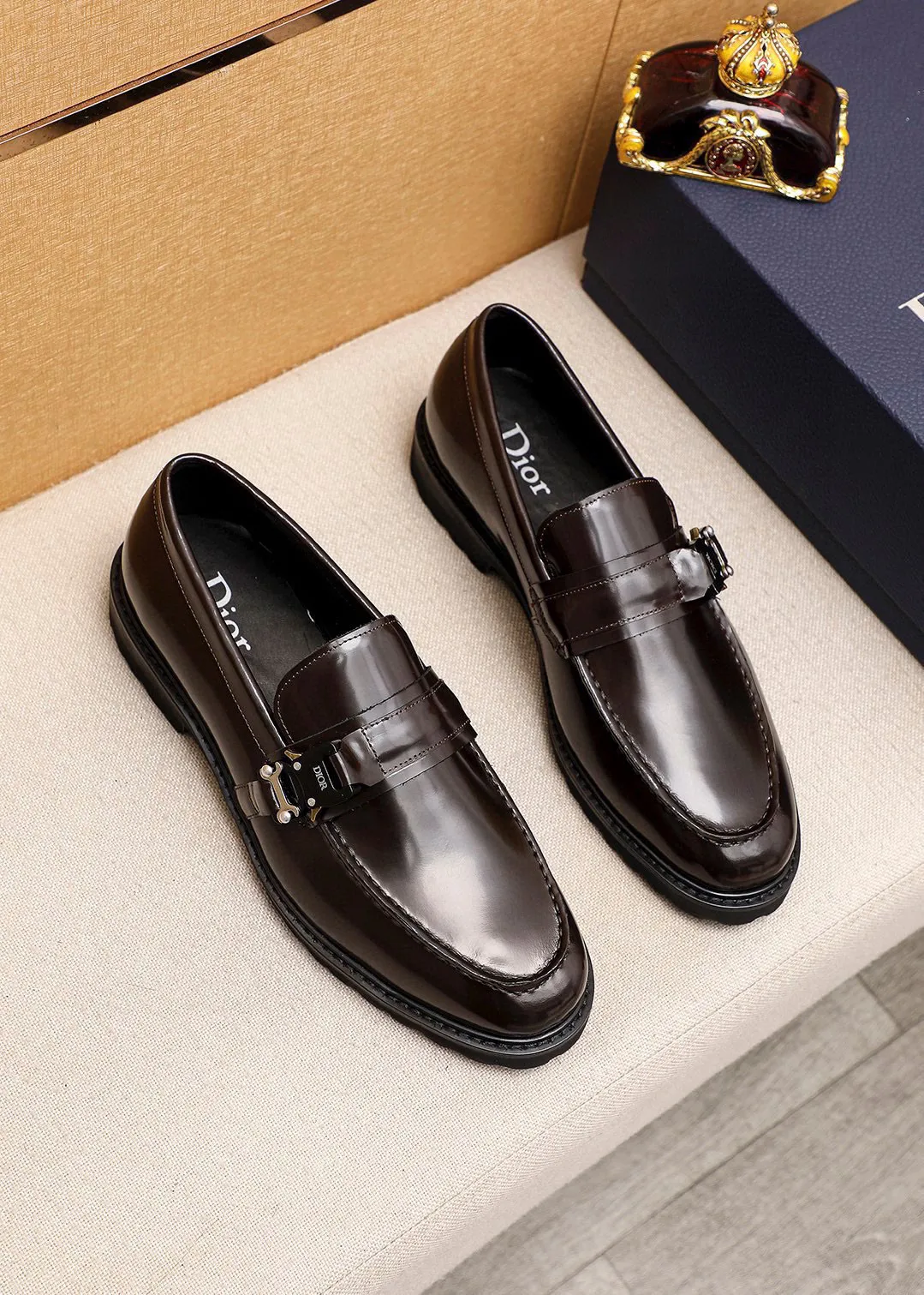 Men's shoes 💰460 💐 Product trademark: Dior "Dior" casual leather shoes Regular size: 39-44 (38.45🉑️customized) Product materials: Selected Italian imported first-layer open-edge beaded cowhide upper + classic hardware buckle, imported water-dyed cowhide lining. Strong three-dimensional visual effect, foam outsole Color: 2⃣️colors available